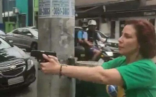 Carla Zambelli renuncia ao mandato; Câmara dará posse ao suplente