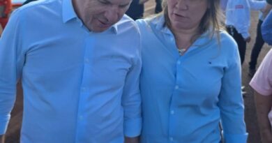 JANAILZA TAVEIRA SE AJOELHA, SE EMOCIONA E CELEBRA AO LADO DE MAURO MENDES A CONQUISTA HISTÓRICA DA MT-100 PARA O ARAGUAIA.