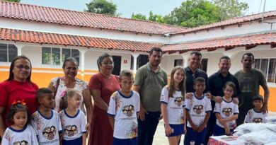 Prefeitura de Novo Santo Antônio entrega uniformes escolares à rede municipal de ensino.