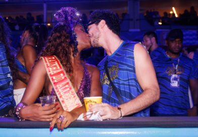 É oficial! IZA assume romance com ator João Vitor Silva na Sapucaí É oficial! IZA assume romance com ator João Vitor Silva na Sapucaí