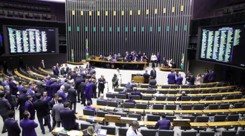 Em quase 4 anos, gastos com deputados dariam para construir 1.100 casas populares