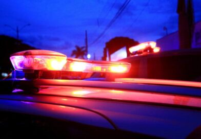 Homem bate em esposa, a ameaça e bate veículo em árvore ao tentar fugir