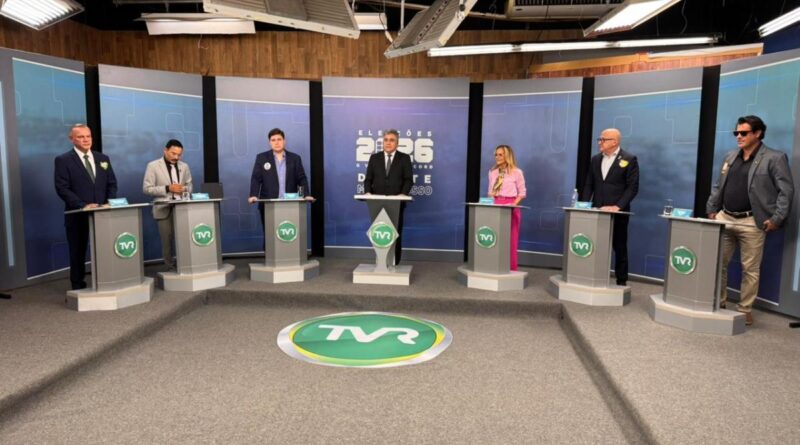 Deboche, ‘colas’ e troca de farpas esquentam bastidor de debate
