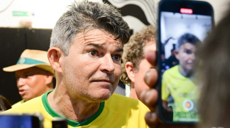 Medeiros diz que seus leitores bolsonaristas ‘oram por alienígenas e bebem detergente’; ouça aqui