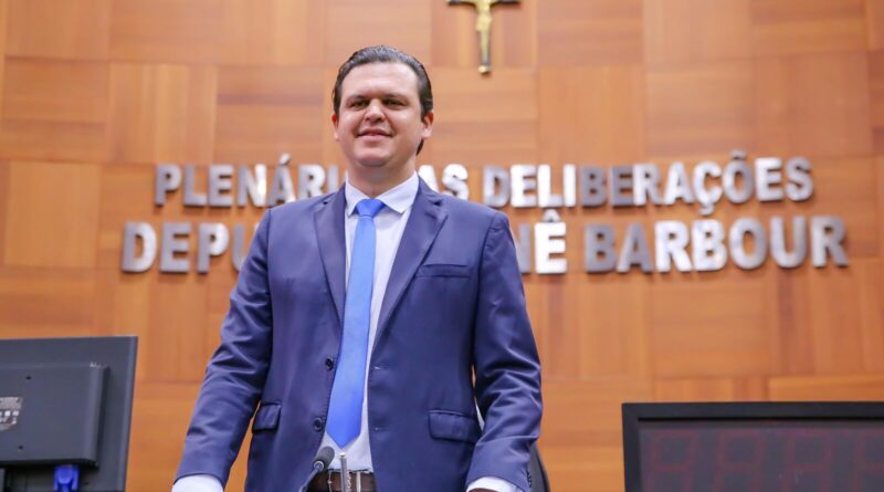 Assembleia aprova projeto de Thiago Silva que cria “Cartão Material Escolar”