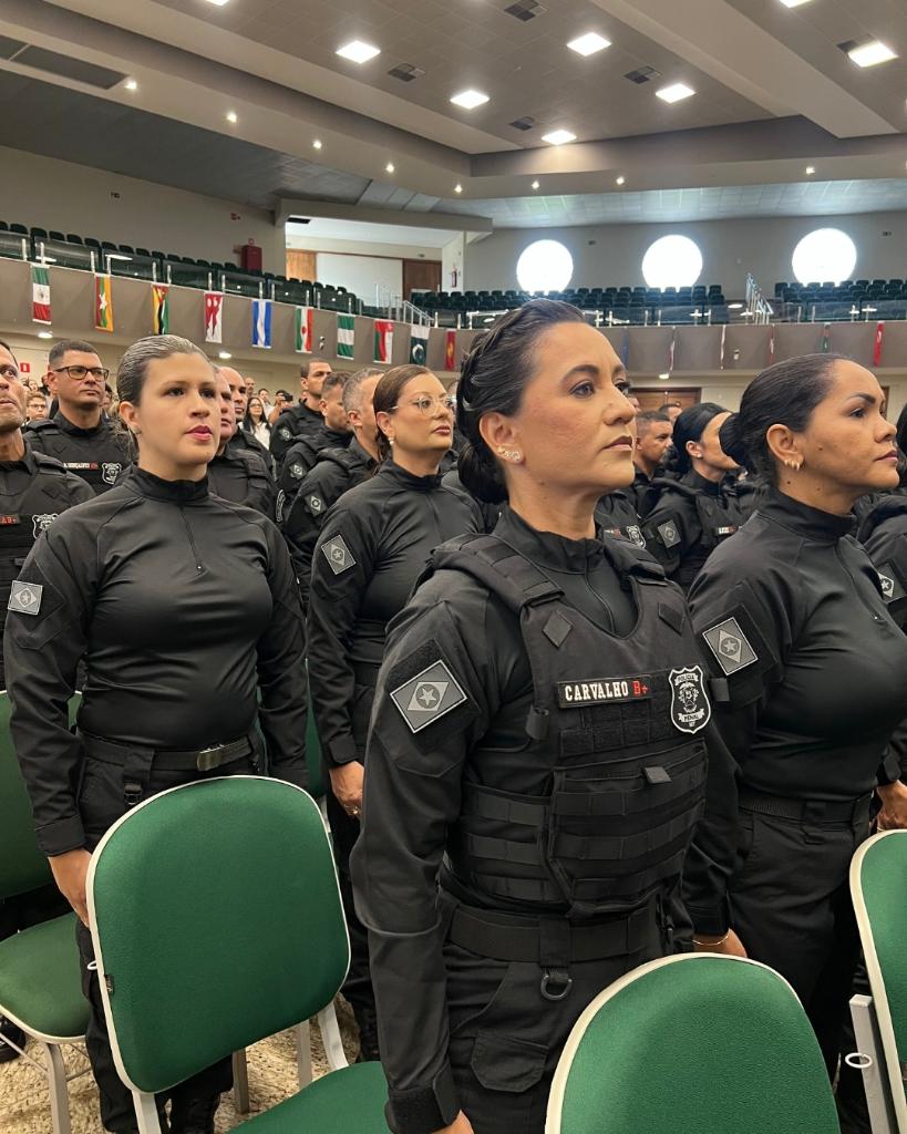 Profissionais do sistema penitenciário durante cerimônia de formação