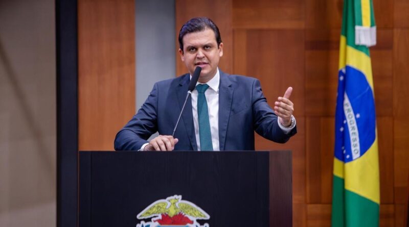 Thiago destaca importância do Cartão Material Escolar para atender mais de 300 mil estudantes